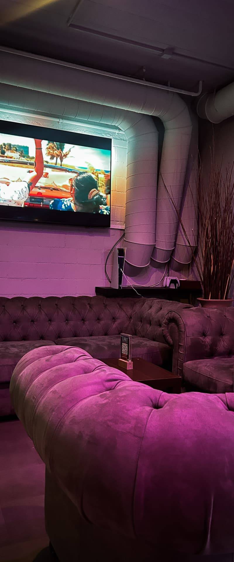 Lounge-Bereich mit Chesterfield-Sofas und TV - Limit Lounge Uster