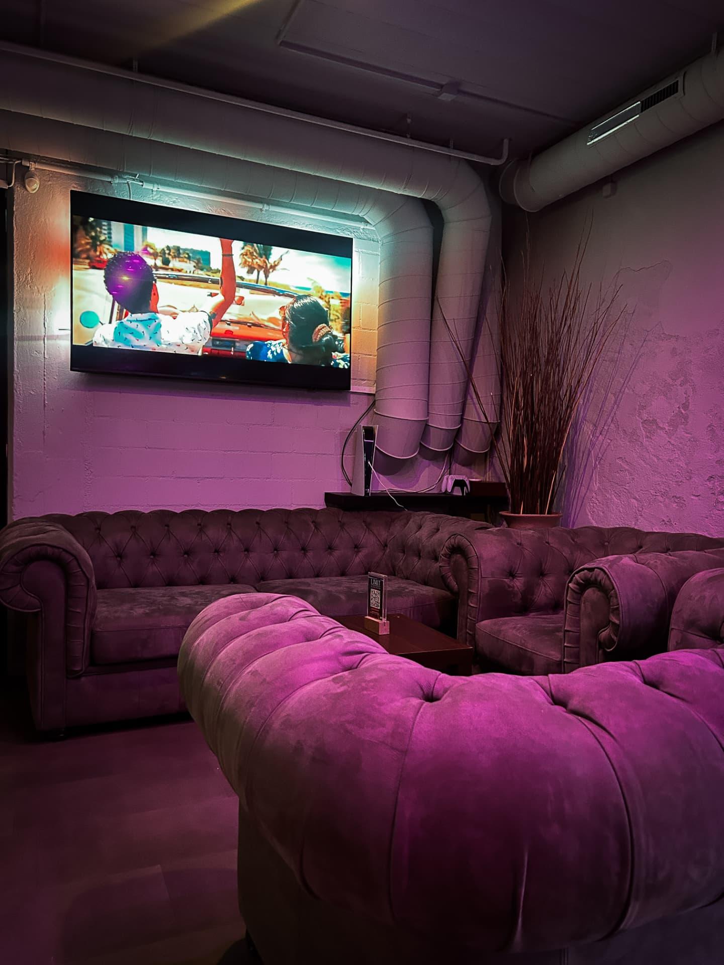 Lounge-Bereich mit Chesterfield-Sofas und TV - Limit Lounge Uster