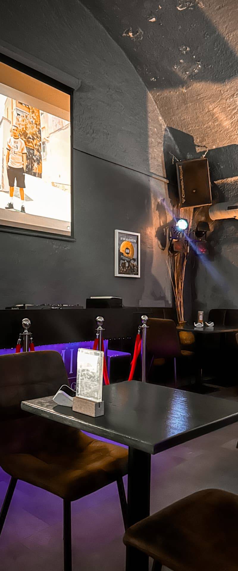 Sitzbereich mit Leinwand und Tischen - Limit Lounge Uster Shisha Bar Cocktails Atmosphäre